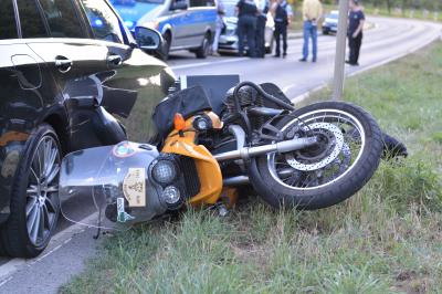 Verkehrsunfall mit zwei Leichtverletzten und fuenf beteiligten Fahrzeugen auf der Landesstrasse 1124 
